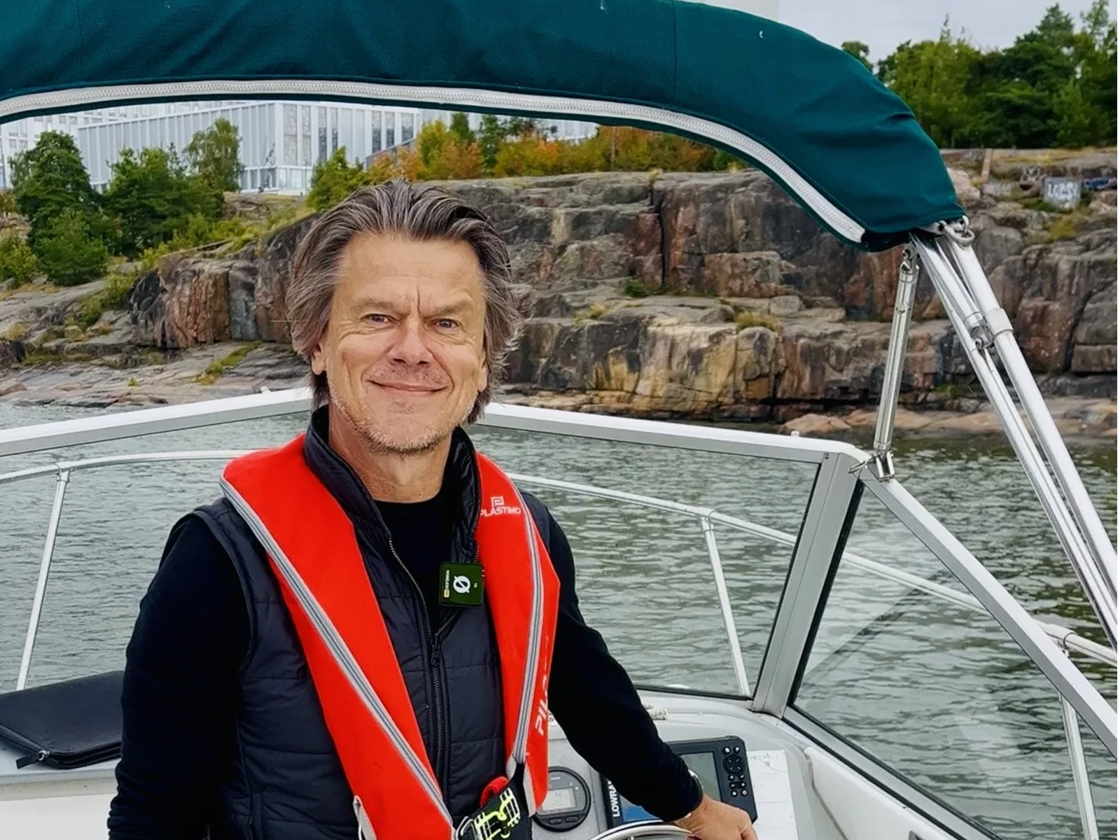 Pete Suhonen veneessä Humallahdella